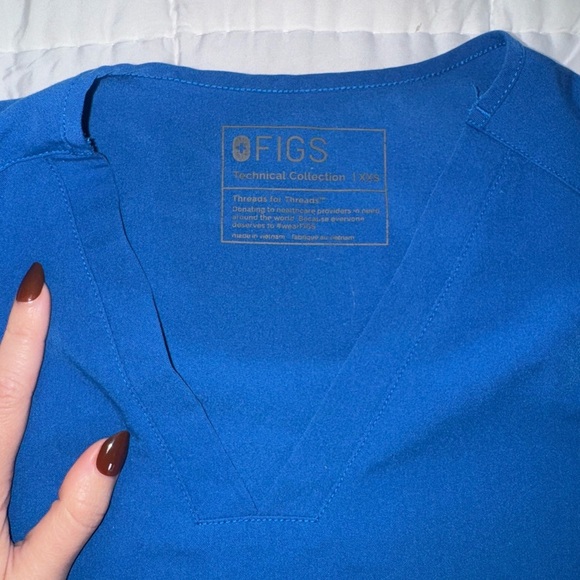 FIGS Casma Three-Pocket Scrub Top - Picture 4 of 5